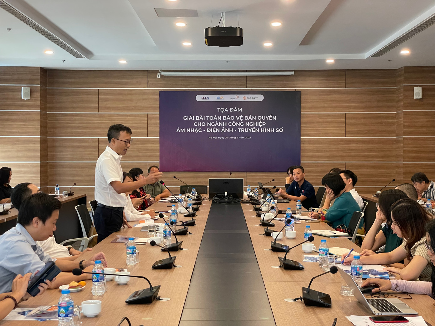 Tọa đàm Giải bài toán bảo vệ bản quyền cho ngành công nghiệp âm nhạc - điện ảnh - truyền hình số do Liên minh Sáng tạo nội dung số Việt Nam tổ chức. Tọa đàm Giải bài toán bảo vệ bản quyền cho ngành công nghiệp âm nhạc - điện ảnh - truyền hình số do Liên minh Sáng tạo nội dung số Việt Nam tổ chức.