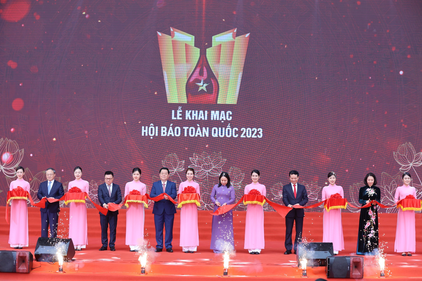 Các đại biểu cắt băng khai mạc Hội báo toàn quốc 2023 (ảnh: Như Ý). Các đại biểu cắt băng khai mạc Hội báo toàn quốc 2023 (ảnh: Như Ý).