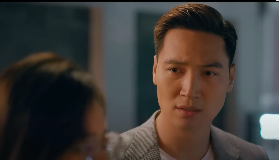 Không chấp nhận từ bỏ tình yêu vì lý do không đáng, Quy (Mạnh Trường) vẫn cố gắng thuyết phục Ly cho cả hai thêm cơ hội. Ảnh: CMH. Không chấp nhận từ bỏ tình yêu vì lý do không đáng, Quy (Mạnh Trường) vẫn cố gắng thuyết phục Ly cho cả hai thêm cơ hội. Ảnh: CMH.