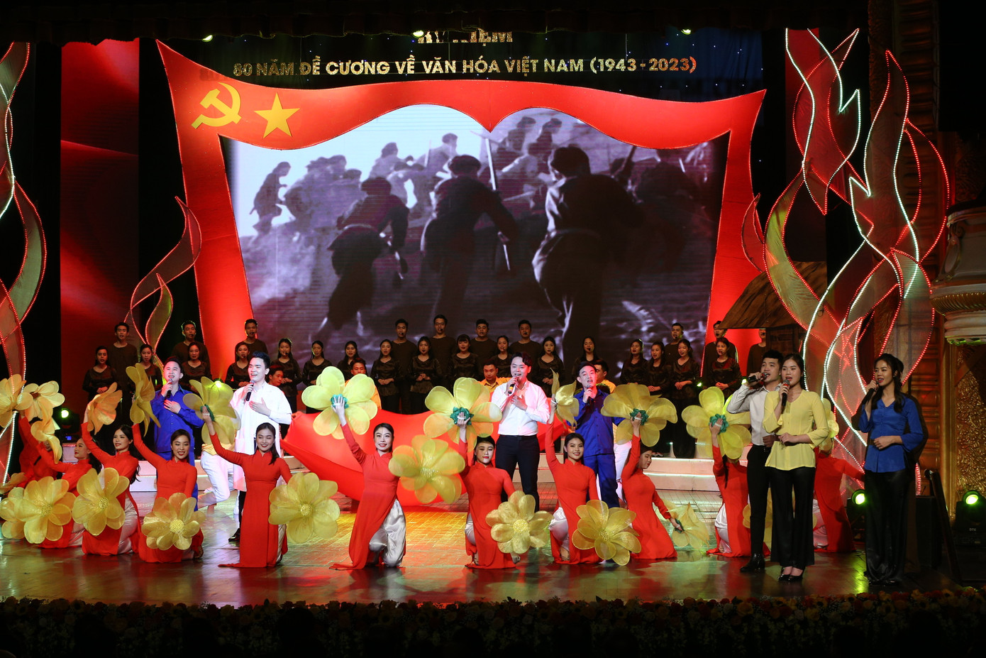 Hai ca khúc được viết riêng cho chương trình là Ngọn đuốc soi đường (lời: NSND Trần Bình, nhạc: Đức Trịnh) và Văn hoá trường tồn cùng dân tộc (Trọng Đài). Ảnh: NHẬT MINH.