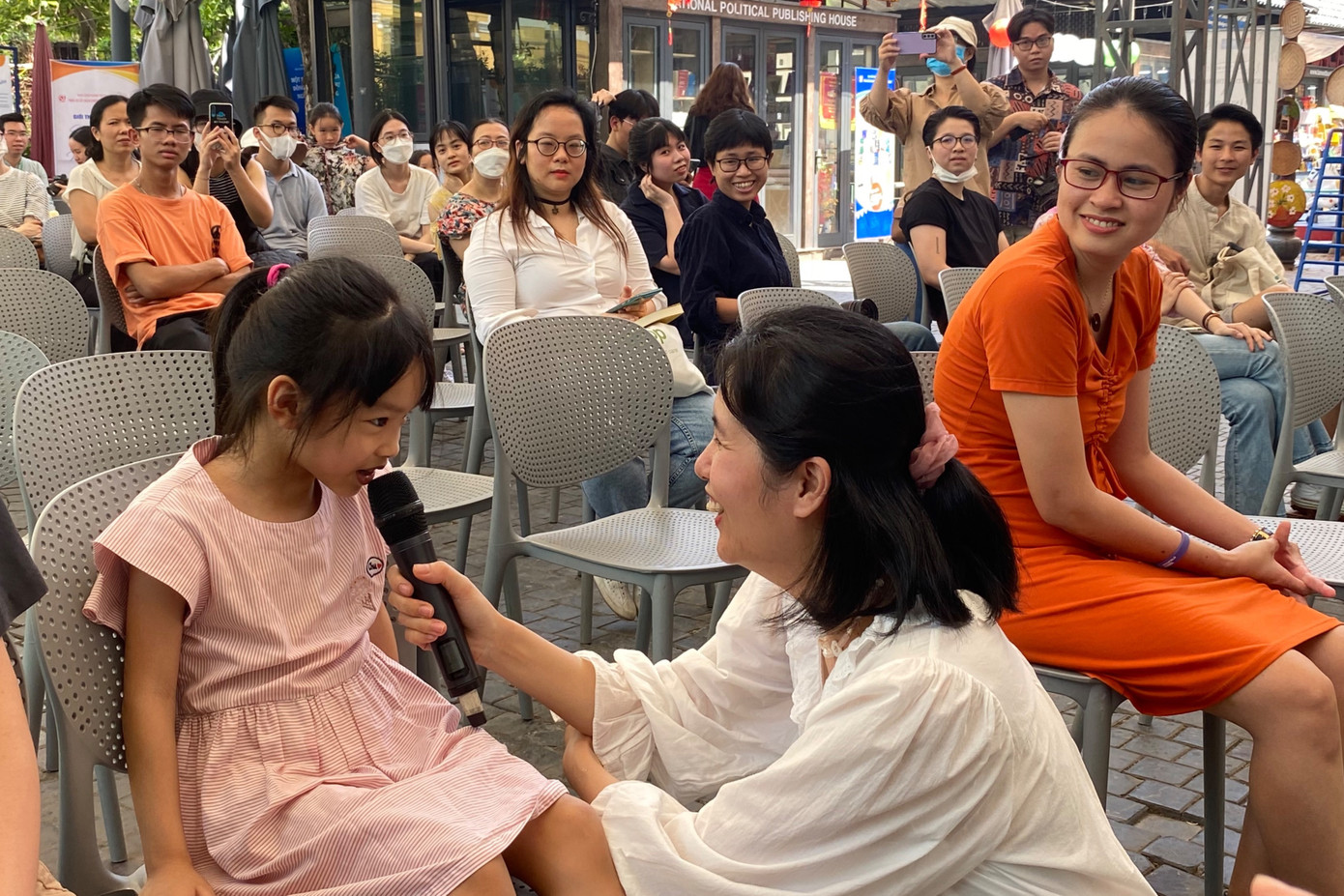 Tác giả Phạm Thị Hoài Anh giao lưu với độc giả nhí. Ảnh: GIA LINH. Tác giả Phạm Thị Hoài Anh giao lưu với độc giả nhí. Ảnh: GIA LINH.