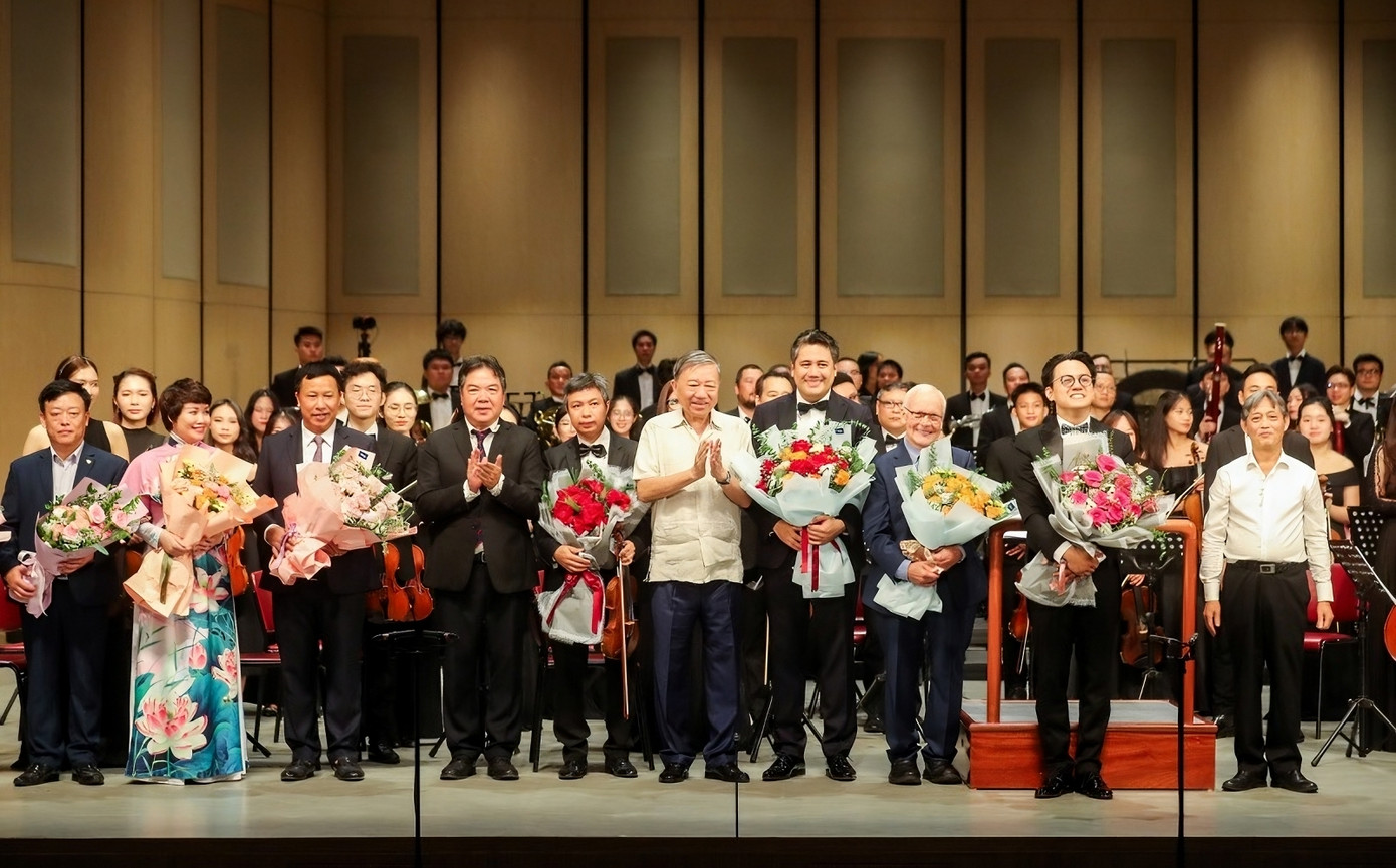 Đại tướng Tô Lâm, Ủy viên Bộ Chính trị, Bộ trưởng Bộ Công an tặng hoa, cảm ơn các cá nhân, nghệ sĩ tích cực đóng góp cho thành công của ba chương trình hòa nhạc.