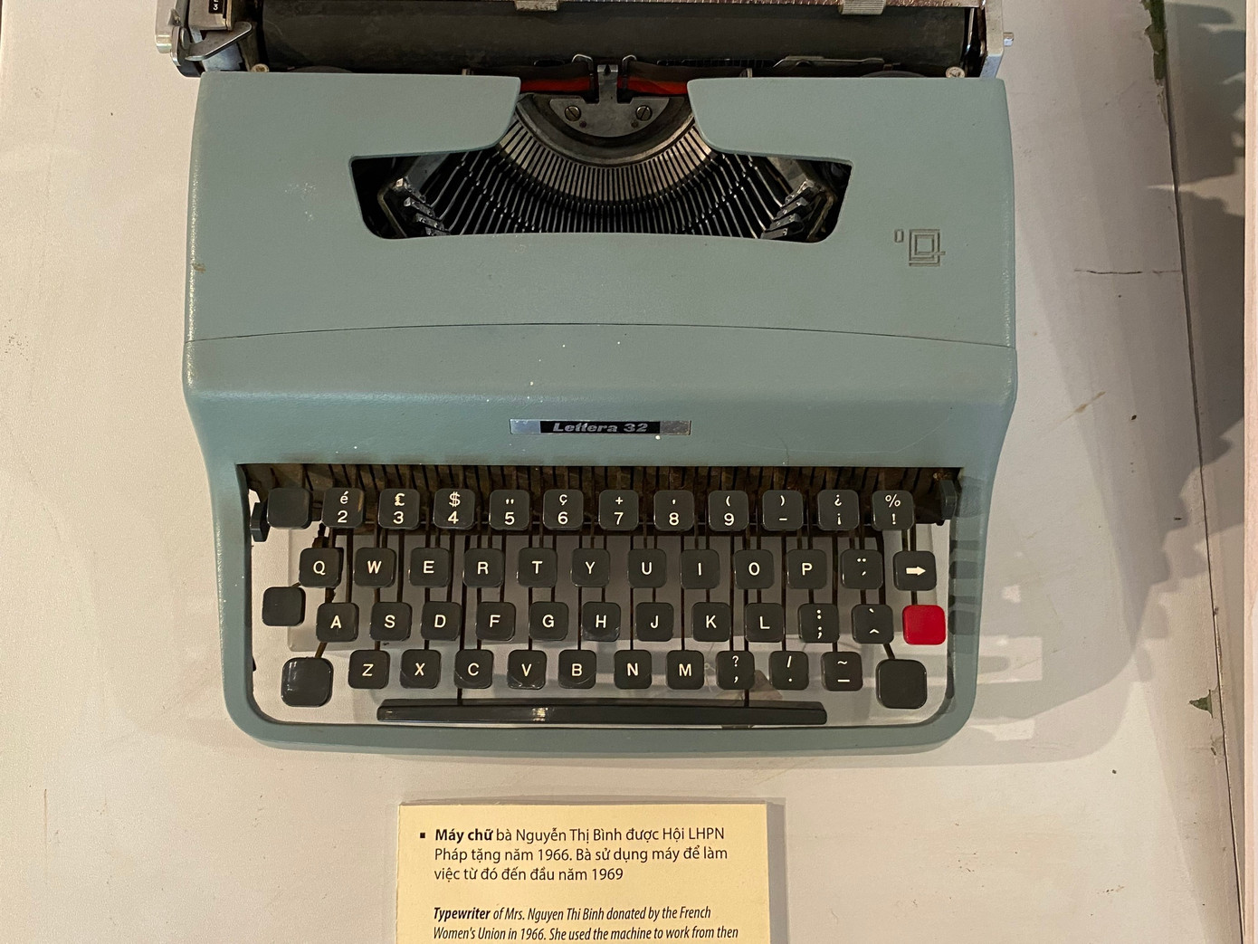 Chiếc máy đánh chữ được Phó Chủ tịch nước Nguyễn Thị Bình sử dụng từ năm 1966 đến 1969. Đây là chiếc máy do Hội Liên hiệp Phụ nữ Pháp gửi tặng. Chiếc máy đánh chữ được Phó Chủ tịch nước Nguyễn Thị Bình sử dụng từ năm 1966 đến 1969. Đây là chiếc máy do Hội Liên hiệp Phụ nữ Pháp gửi tặng.