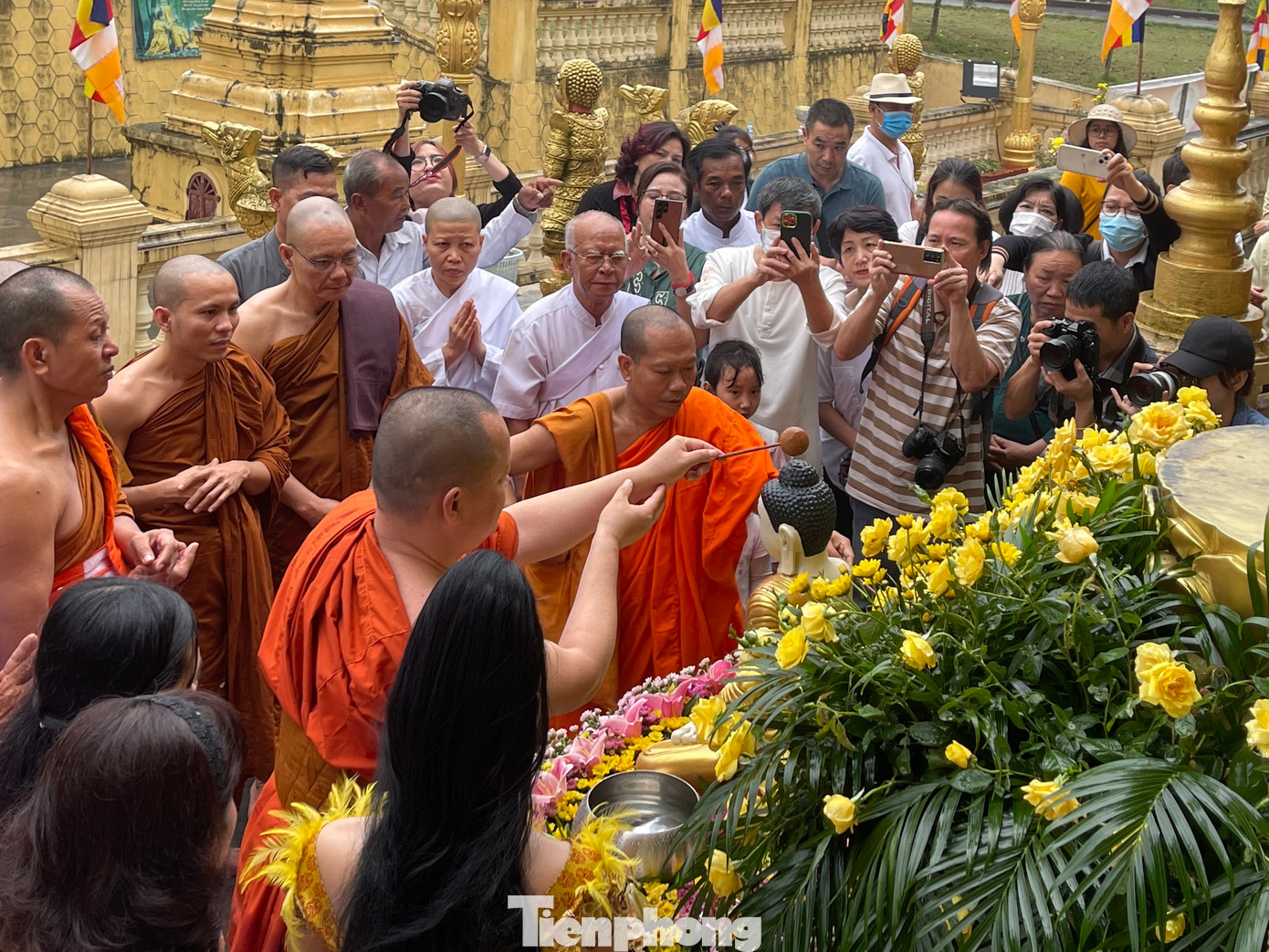 Lễ tắm Phật là nghi thức quan trọng và độc đáo trong dịp Tết Chol Chnam Thmay của đồng bào Khmer ở Nam bộ. Lễ tắm Phật thể hiện đức tin của người Khmer về Phật pháp, đồng thời cầu mong sự bình an đến bản thân và gia đình trong năm mới. Ảnh: Vũ Bảo.