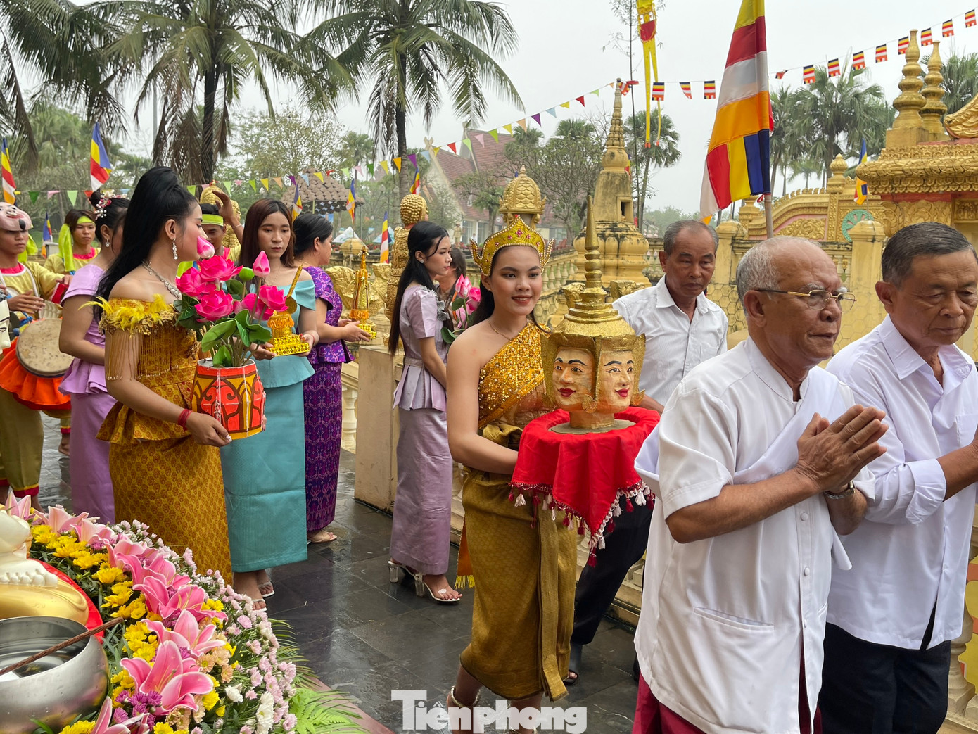 Đại lịch được đặt trong khay sơn son thếp vàng đưa lên kiệu khiêng đi vòng quanh chính điện 3 vòng trang trọng thể hiện sự cung kính với đức Phật, vừa là lễ chào mừng năm mới vừa chờ điềm báo năm mới tốt hay xấu, rồi mới vào chính điện làm lễ. Ảnh: Vũ Bảo