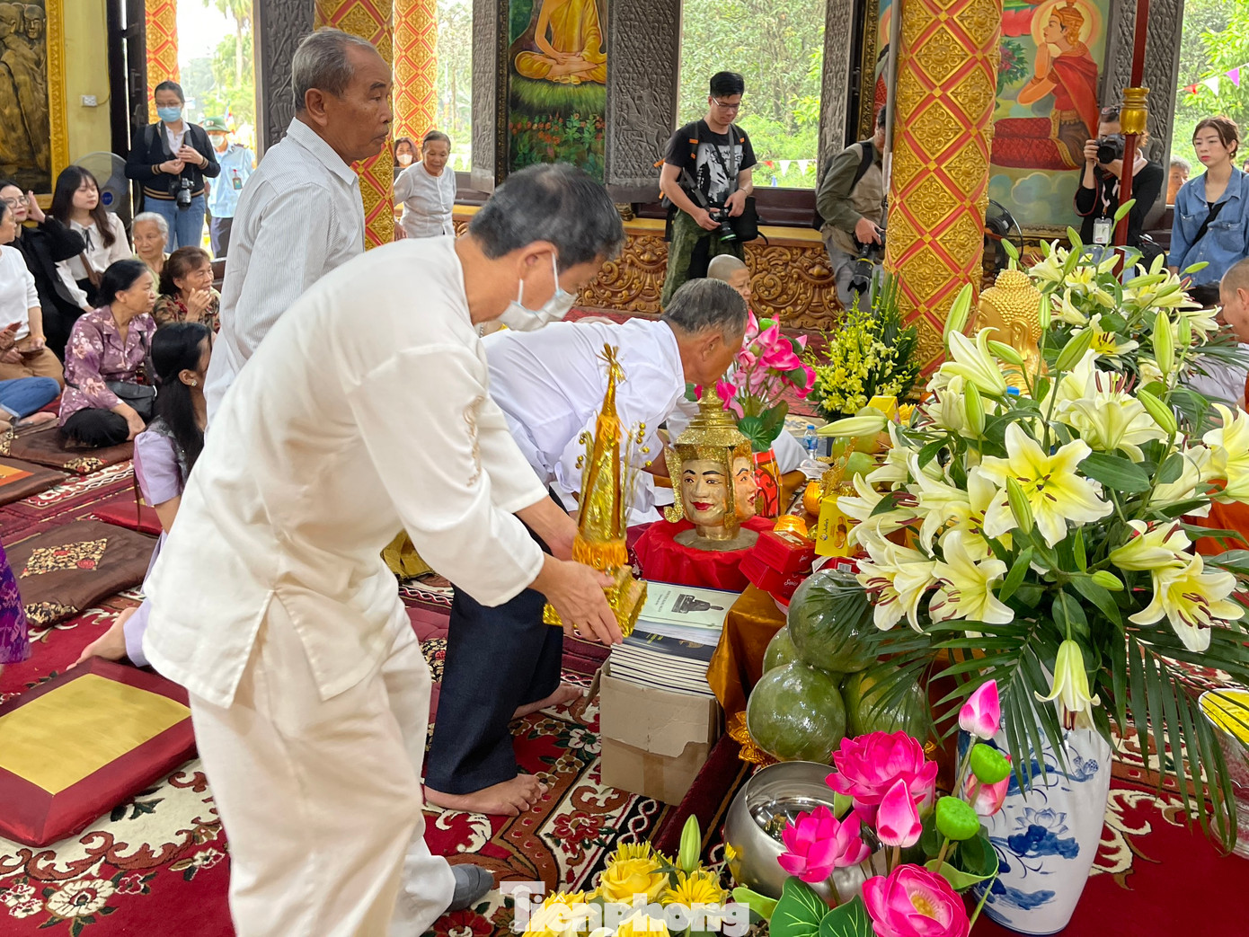 Sau khi thực hiện xong nghi lễ, mọi người tiến vào chính điện làm lễ. Vị sư cả tiếp nhận quyển Đại lịch đặt lên bệ thờ, tụng kinh đón vị thần cai quản năm mới và tụng kinh cầu an. Ảnh: Vũ Bảo.