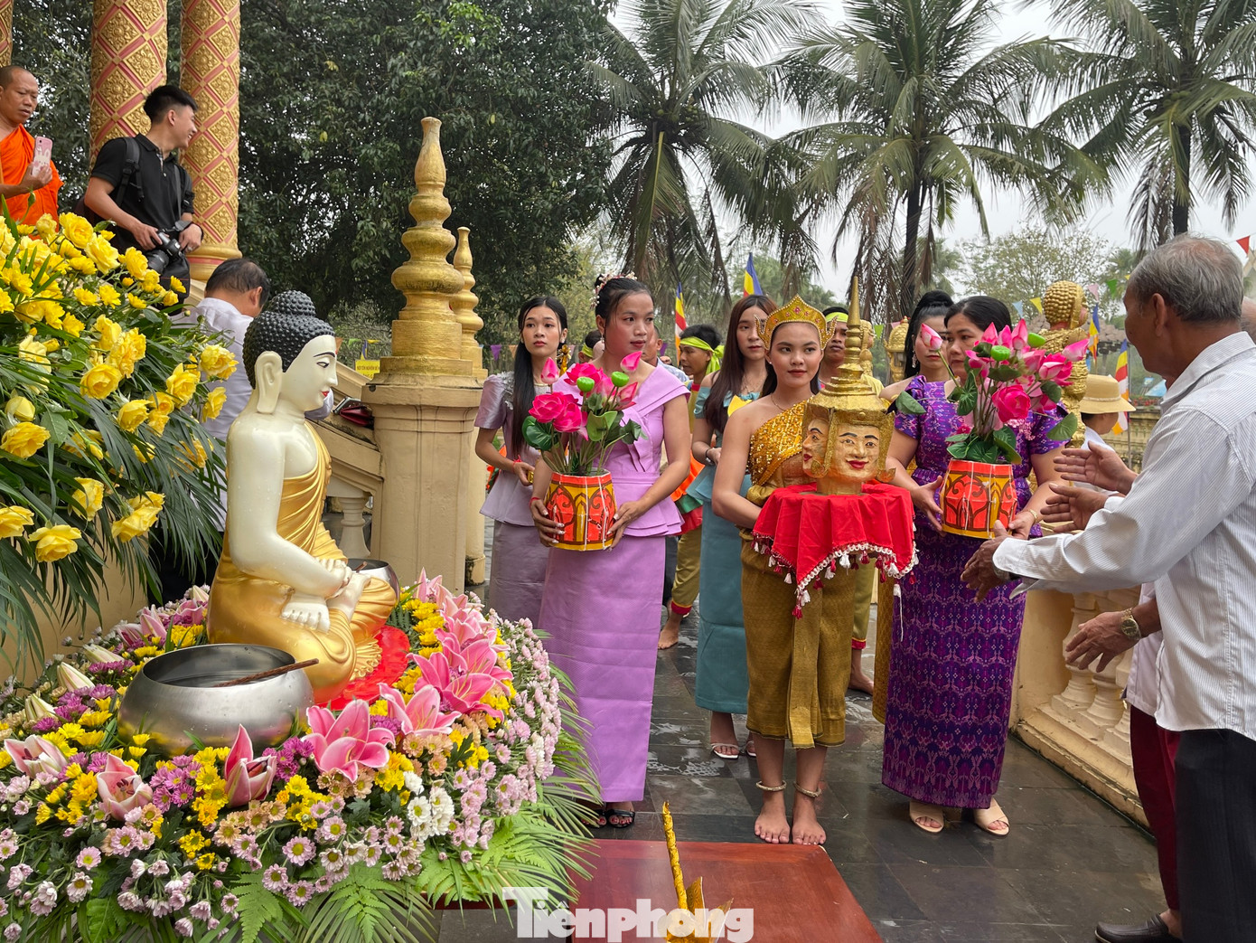 Tết Chôl Chnăm Thmây là một trong hai dịp lễ Tết lớn của người Khmer, thường được tổ chức vào đầu xuân để đồng bào Khmer bày tỏ tấm lòng biết ơn đến với thần linh, đất trời, tổ tiên đã phù hộ họ trong thời gian vừa qua cũng như là khởi đầu cho năm đầy những điều tốt. Ảnh: Vũ Bảo.