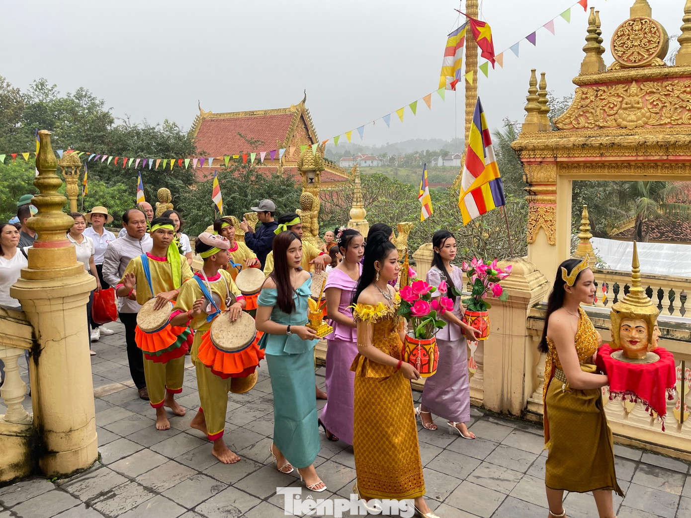 Đối với người Khmer, tháng 4 là điểm giao thời giữa mùa nắng và mùa mưa. Tại thời điểm này, cỏ cây trở lại tươi tốt và thiên nhiên trỗi dậy sức sống. Với ý nghĩa chào đón mùa mưa và mùa màng mới, lễ hội lớn nhất trong năm - Tết Chôl Chnăm Thmây thường kéo dài từ 10-15 ngày. Ảnh: Vũ Bảo.