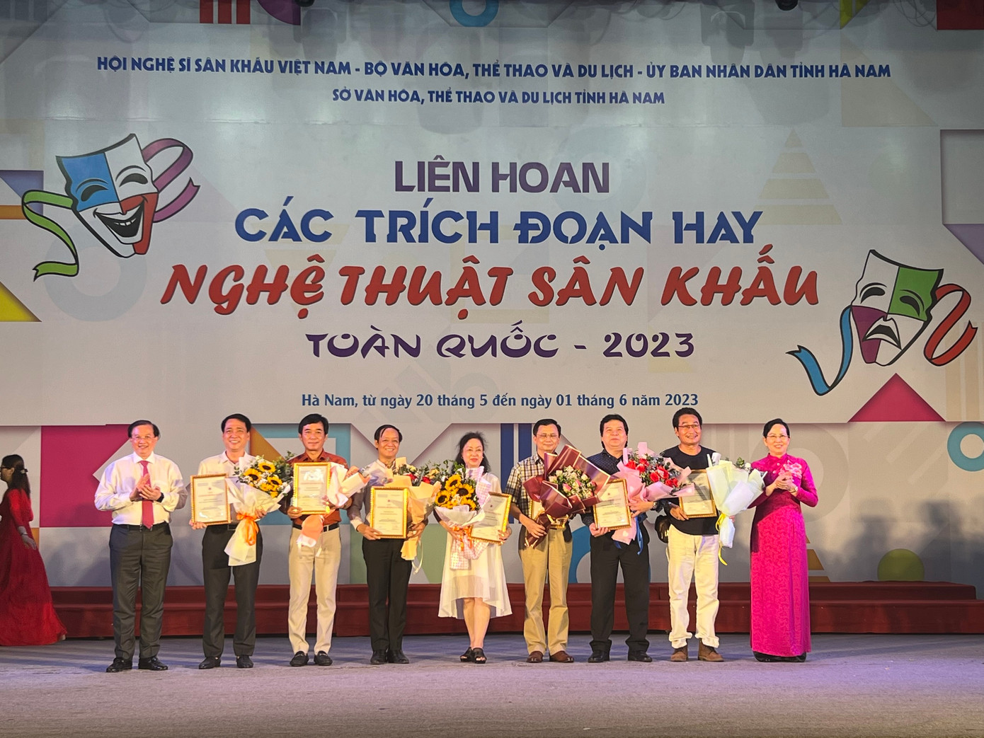 Bí thư Tỉnh ủy Hà Nam Lê Thị Thủy và Thứ trưởng Bộ Văn hóa, Thể thao và Du lịch PGS.TS Tạ Quang Đông vinh danh các đơn vị có trích đoạn xuất sắc tại Liên hoan.