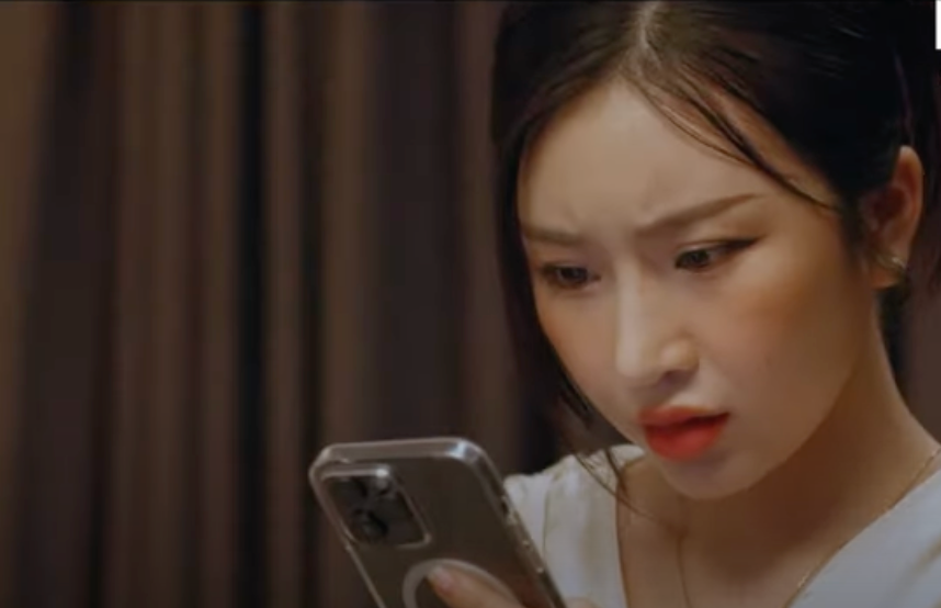 Minh Anh (Ngọc Anh) phát hiện bằng chứng Ly (Thùy Anh) ứng trước một năm lương. Ảnh: CMH. Minh Anh (Ngọc Anh) phát hiện bằng chứng Ly (Thùy Anh) ứng trước một năm lương. Ảnh: CMH.