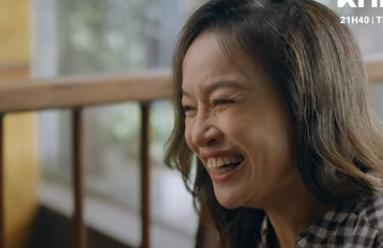 Bà Phượng (Tú Oanh) bật cười vì câu hỏi vô lý quá mức của bà thông gia tương lai. Ảnh: CMH. Bà Phượng (Tú Oanh) bật cười vì câu hỏi vô lý quá mức của bà thông gia tương lai. Ảnh: CMH.