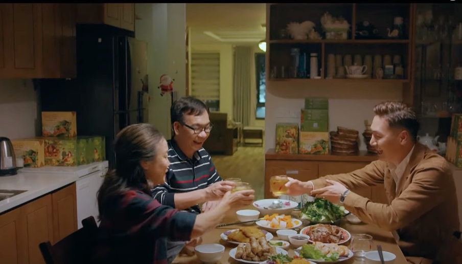 Quy (Mạnh Trường) tự ý đến nhà Ly (Thùy Anh) ăn cơm. Ảnh: CMH. Quy (Mạnh Trường) tự ý đến nhà Ly (Thùy Anh) ăn cơm. Ảnh: CMH.