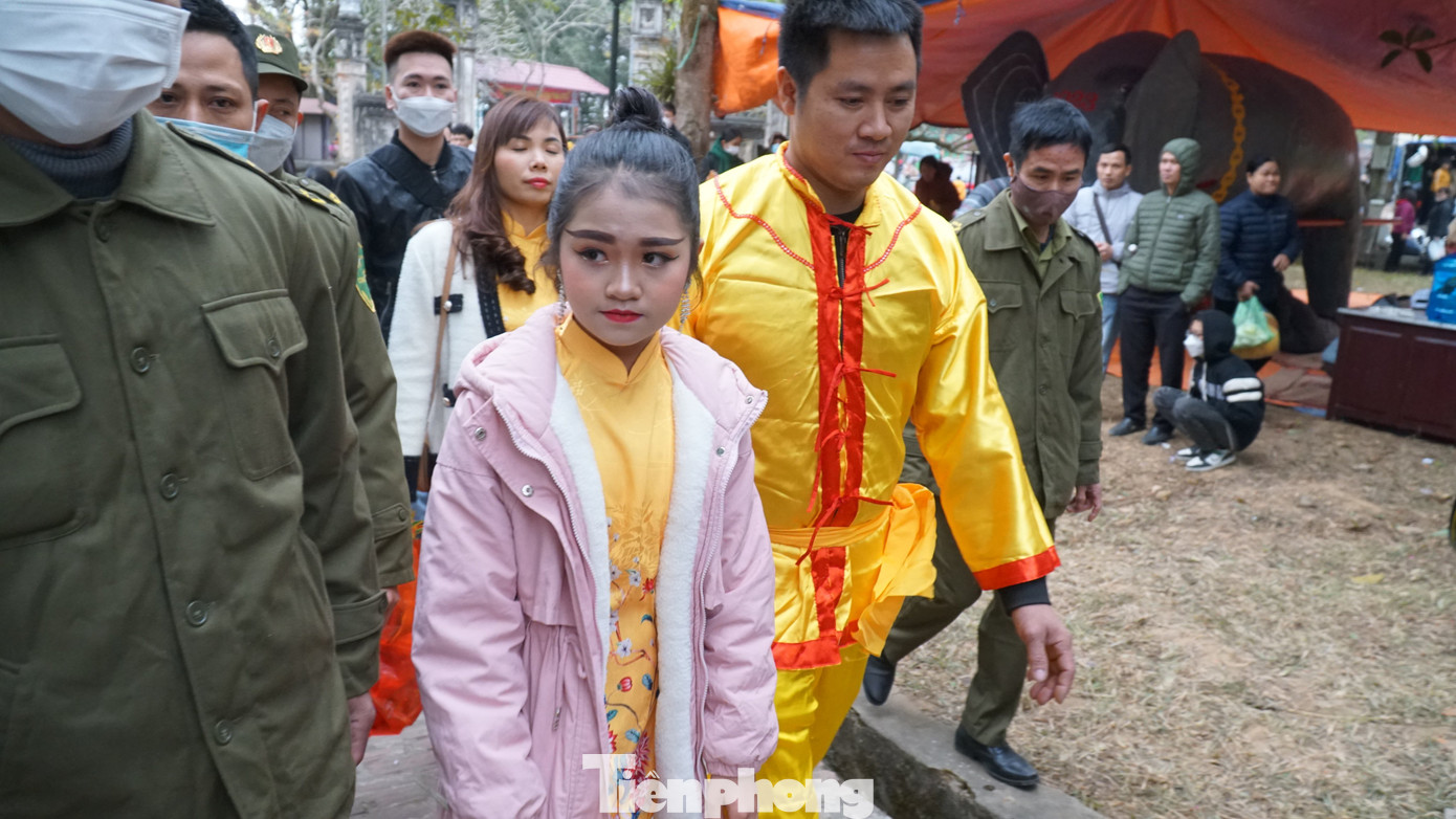 Nhiều năm về trước, có những mùa lễ hội, nữ tướng trẻ nhận được sự quan tâm thái quá của du khách tham gia trẩy hội, gây nên tình trạng lộn xộn. Tuy nhiên, một vài năm trở lại đây, công tác an ninh trật tự được siết chặt. Nữ tướng trẻ sau khi làm lễ tại các điểm đền được thay trang phục, di chuyển về nhà dưới sự bảo vệ, giám sát của các lực lượng chức năng. Ảnh: TRỌNG TÀI.