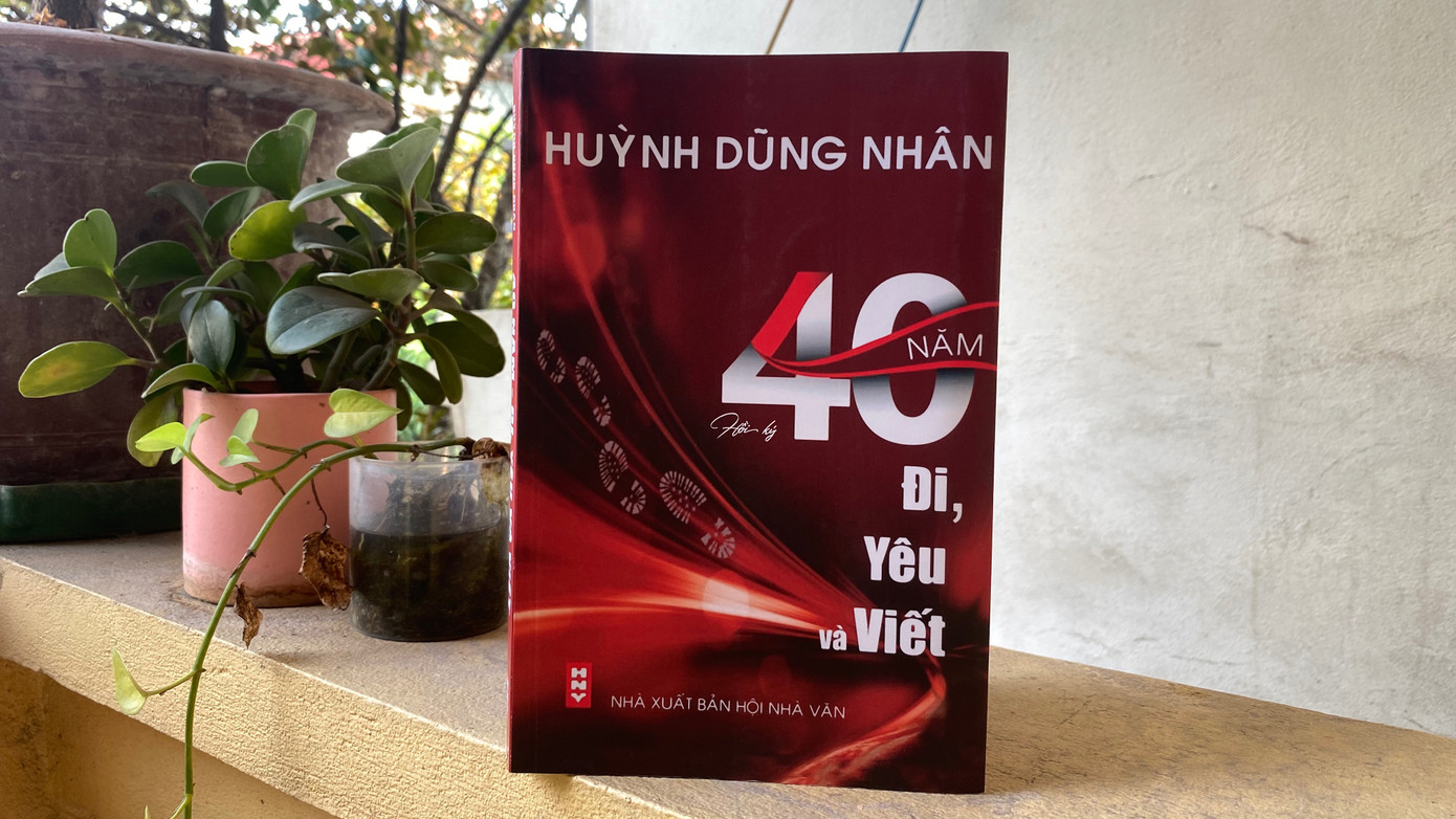 Cuốn 40 năm - Đi, yêu và viết tổng hợp những kỷ niệm của nhà báo Huỳnh Nhân Dũng trong 4 thập kỷ cầm bút. Ảnh: Gia Linh Cuốn 40 năm - Đi, yêu và viết tổng hợp những kỷ niệm của nhà báo Huỳnh Nhân Dũng trong 4 thập kỷ cầm bút. Ảnh: Gia Linh