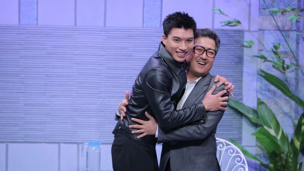 HIEUTHUHAI nhanh chóng trở thành tâm điểm của nhiều chương trình truyền hình thực tế, đắt show quảng cáo.