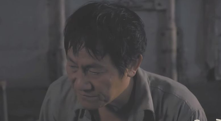 Lưu (NSƯT Hoàng Hải) suy sụp vì con trai cảm thấy xấu hổ về nghề nghiệp của mình. Ảnh: CMH.