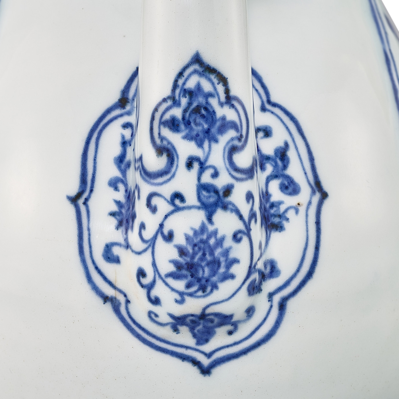 Những hoạ tiết trang trí bình rất tinh xảo. Ảnh: Sotheby's. Những hoạ tiết trang trí bình rất tinh xảo. Ảnh: Sotheby's.