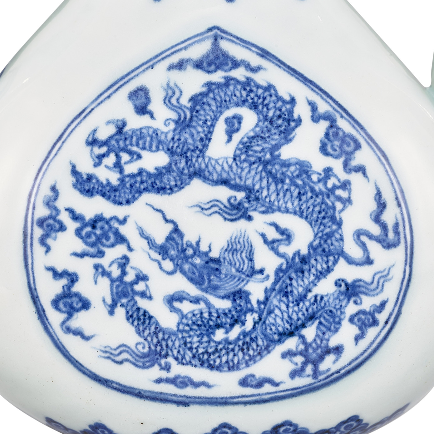 Hoạ tiết rồng năm móng trên chiếc bình được đánh giá là độc nhất vô nhị. Ảnh: Sotheby's. Hoạ tiết rồng năm móng trên chiếc bình được đánh giá là độc nhất vô nhị. Ảnh: Sotheby's.