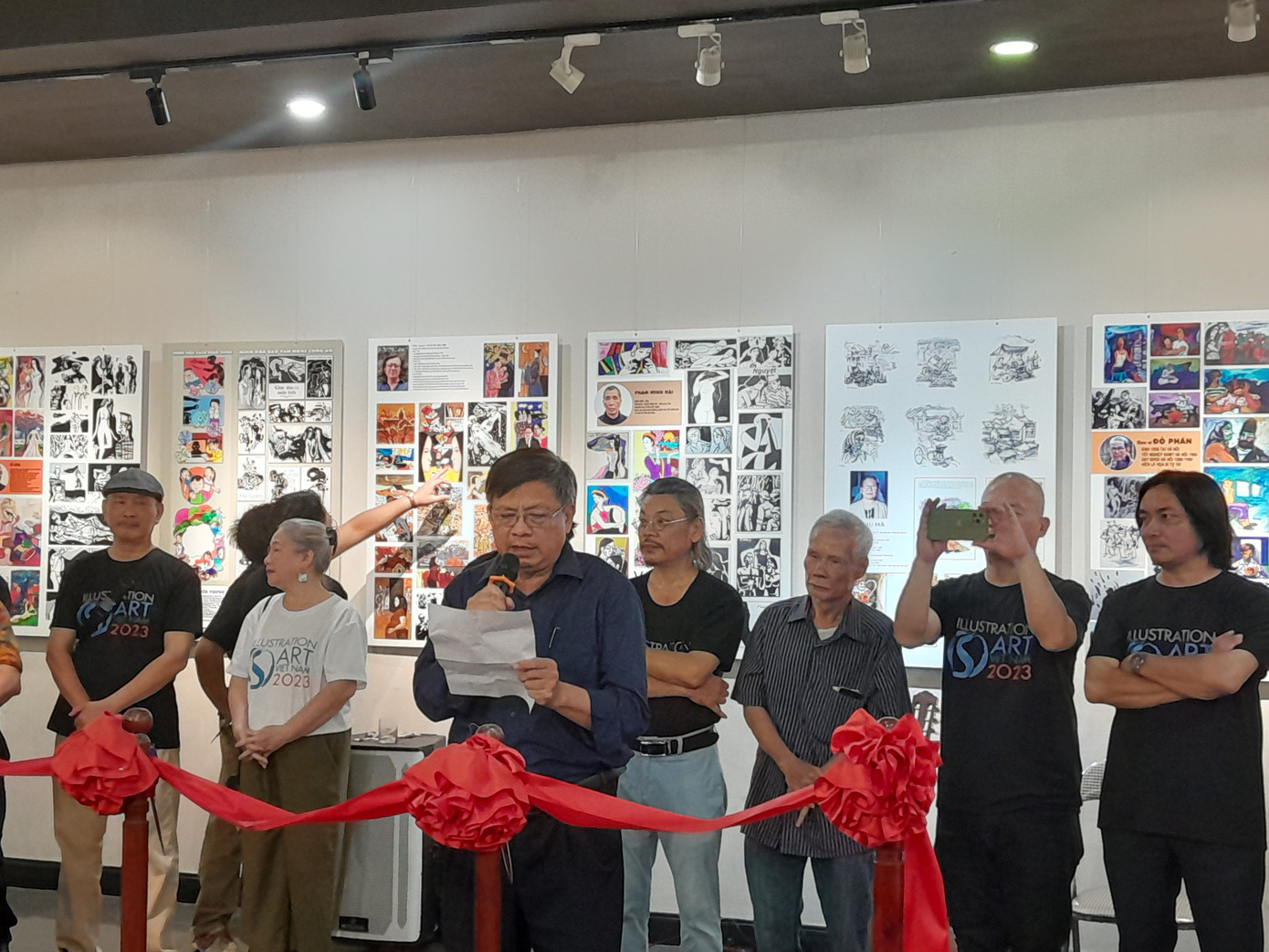 Minh họa báo chí là loại nghệ thuật "diễn ngôn bằng hình và nét" đến với mọi đối tượng, quốc tịch màu da, đó là "ngôn ngữ quốc tế" không cần phiên dịch, nhìn hình và nét là có thể đoán được phần nào nội dung câu chuyện về điều gì, ở đâu và cho ai… Phát biểu khai mạc, họa sĩ Lê Tiến Vượng - Chi hội trưởng Chi hội Đồ họa 2, Hội Mỹ thuật Việt Nam - cho biết triển lãm lần này hội tụ họa sĩ ba miền nhằm kết nối, giao lưu với ban biên tập các tòa soạn báo, ban giám đốc các nhà xuất bản đang có nhiều ấn phẩm sử dụng tranh minh họa nhằm trao đổi những câu chuyện nghề, chuyện nghệ thuật minh họa nhằm rút ra những kinh nghiệm độc đáo.
