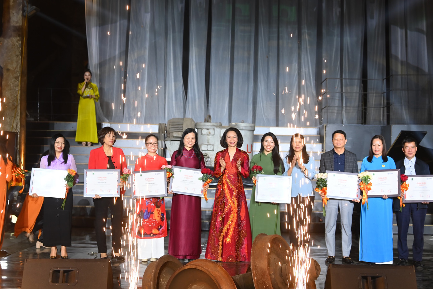 Phó Chủ tịch UBND TP. Hà Nội Vũ Thu Hà trao chứng nhận vinh danh các địa phương, đơn vị, tổ chức, cá nhân tham gia lễ hội.