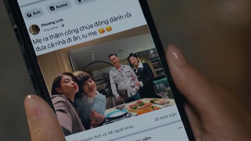 Quy (Mạnh Trường) khoác tay cô gái lạ trong bức ảnh. Ảnh: CMH.