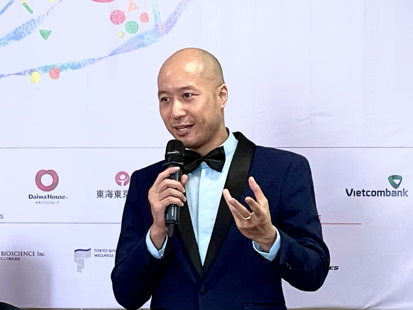 Nhạc trưởng Đồng Quang Vinh chia sẻ về dàn nhạc giao hưởng lễ hội Việt - Nhật. Nhạc trưởng Đồng Quang Vinh chia sẻ về dàn nhạc giao hưởng lễ hội Việt - Nhật.