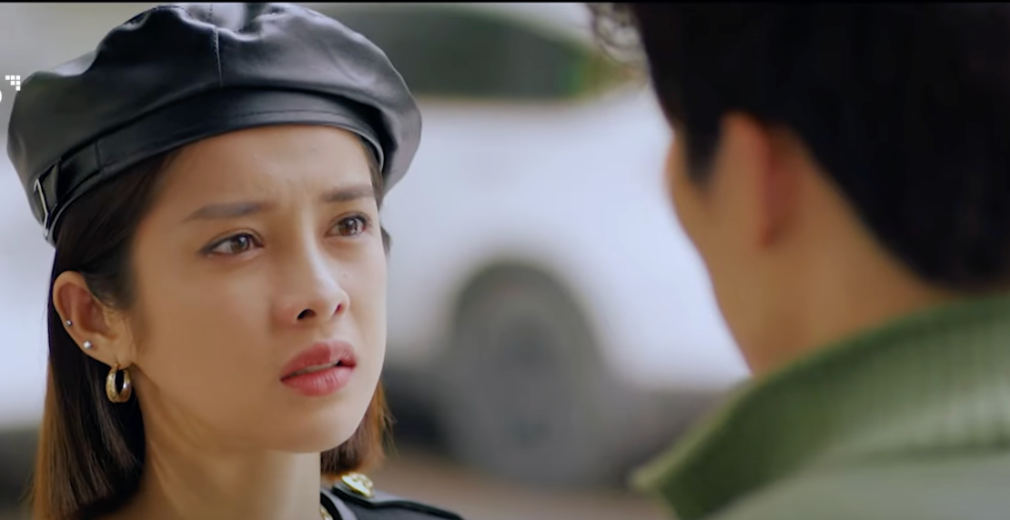 Vì xích mích với Linh (Trình Mỹ Duyên) trước cổng trường, Tú (Đình Tú) mất đi công việc tại trường học. Ảnh: CMH.