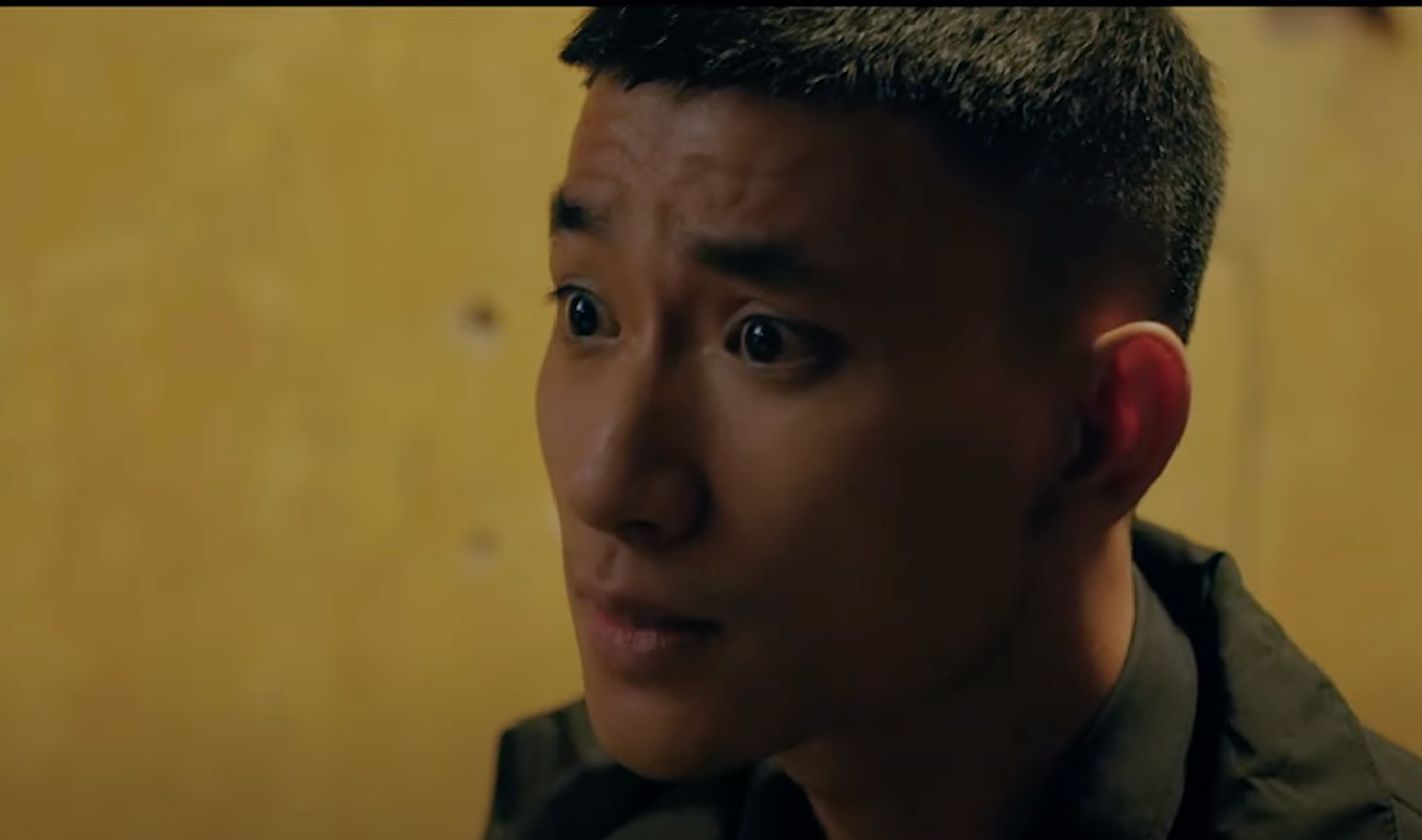 Hai tên thám tử tiết lộ Trang (Lương Thanh) là người thuê họ dàn dựng cảnh thân mật của Ly (Thùy Anh) và Tú (Đình Tú). Ảnh: CMH. Hai tên thám tử tiết lộ Trang (Lương Thanh) là người thuê họ dàn dựng cảnh thân mật của Ly (Thùy Anh) và Tú (Đình Tú). Ảnh: CMH.