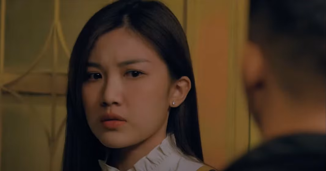Trang (Lương Thanh) bị hai thám tử đến đòi tiền. Ảnh: CMH.
