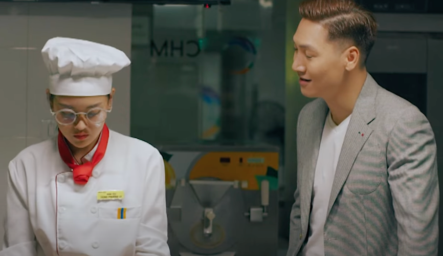 Quy (Mạnh Trường) thông báo Ly (Thùy Anh) sẽ cùng anh tham dự hội thảo về bánh. Ảnh: CMH. Quy (Mạnh Trường) thông báo Ly (Thùy Anh) sẽ cùng anh tham dự hội thảo về bánh. Ảnh: CMH.