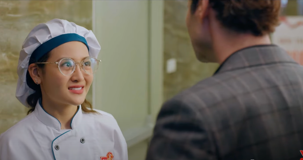 Ly (Thùy Anh) tìm hiểu lý do cô không được vị đầu bếp quốc tế chọn dù bánh cô làm đẹp và đặc biệt. Ảnh: CMH. Ly (Thùy Anh) tìm hiểu lý do cô không được vị đầu bếp quốc tế chọn dù bánh cô làm đẹp và đặc biệt. Ảnh: CMH.