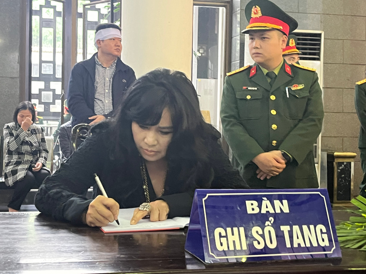 NSƯT Thanh Lam đến tiễn đưa nhạc sĩ Xuân Phương. Nam nhạc sĩ là bạn của DJ Trí Minh - em trai ca sĩ Thanh Lam. Thời còn bé nhạc sĩ Xuân Phương thường đến nhà cô chơi. Có thể nói tuổi thơ của nhạc sĩ Xuân Phương gắn liền với Thanh Lam. Cô luôn ấn tượng với cậu em có vẻ ngoài điển trai, tươi sáng. &quot;Tiễn biệt em. Lời ru còn đó vang vọng bốn bề&quot;, Thanh Lam viết.