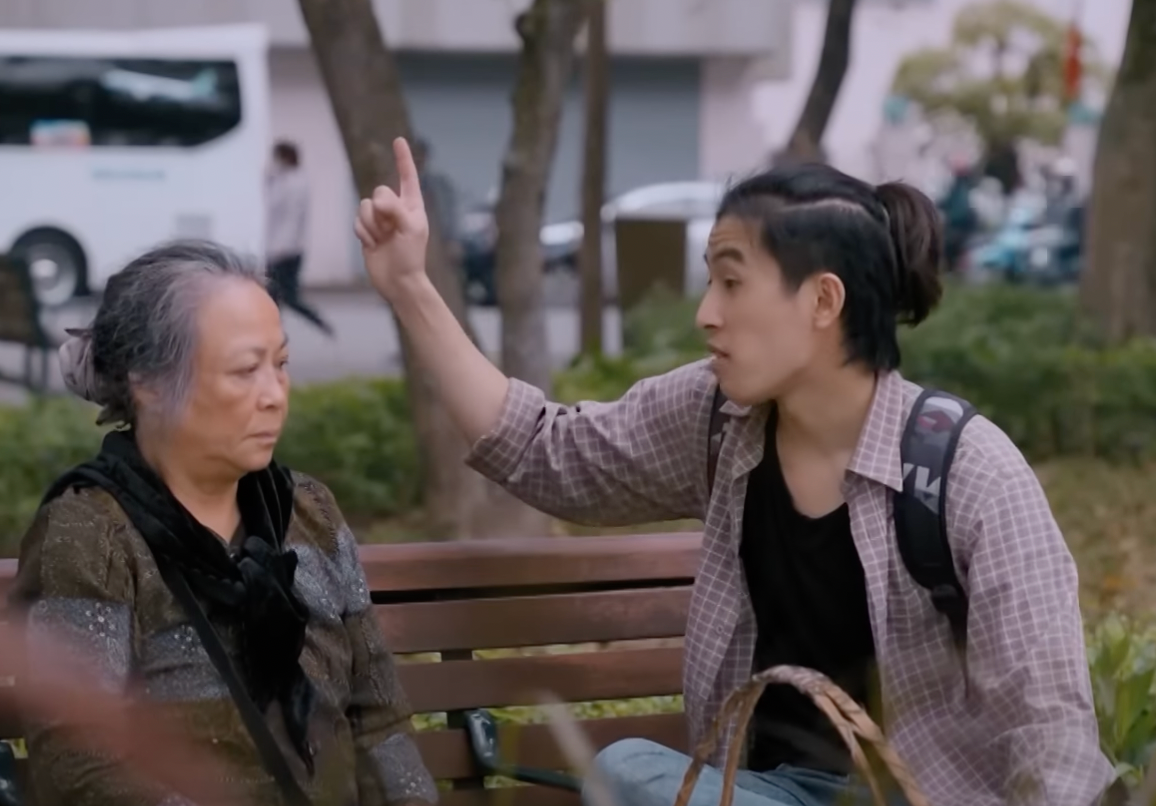 Bát (Anh Tuấn) thay chị đòi nợ bà Tình (NSƯT Thanh Quý). Ảnh: CMH.