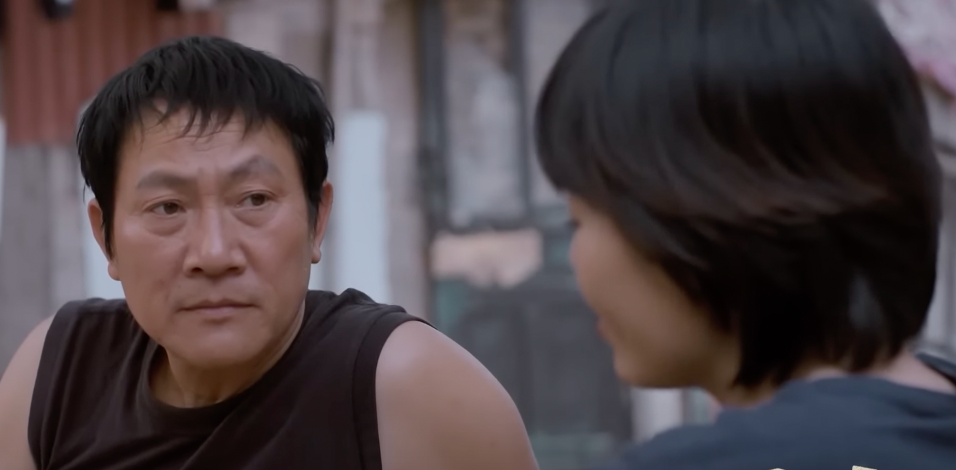 Lưu (NSƯT Hoàng Hải) đề nghị Luyến (Thanh Hương) &quot;dấn thêm một tí&quot; để đỡ cô đơn. Ảnh: CMH.