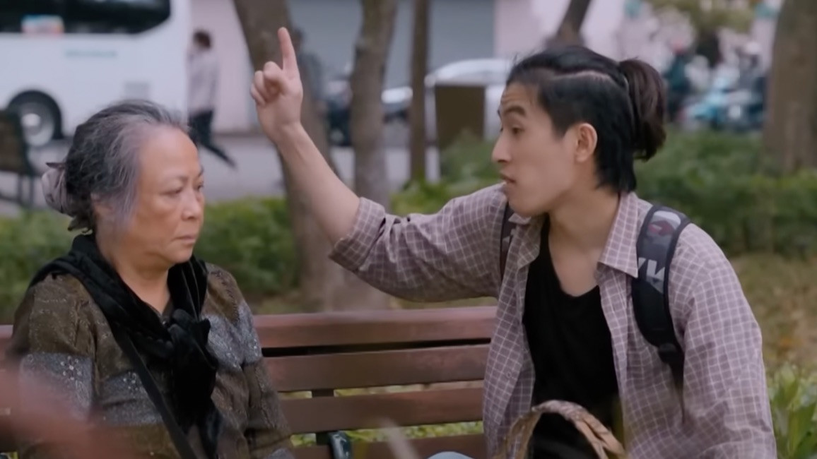 Bát (Anh Tuấn) bắt bà Tình (NSƯT Thanh Quý) trả nợ cho chị gái. Ảnh: CMH.