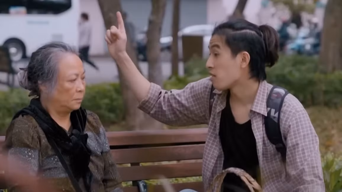 Bát (Anh Tuấn) bắt bà Tình (NSƯT Thanh Quý) trả nợ cho chị gái. Ảnh: CMH. Bát (Anh Tuấn) bắt bà Tình (NSƯT Thanh Quý) trả nợ cho chị gái. Ảnh: CMH.