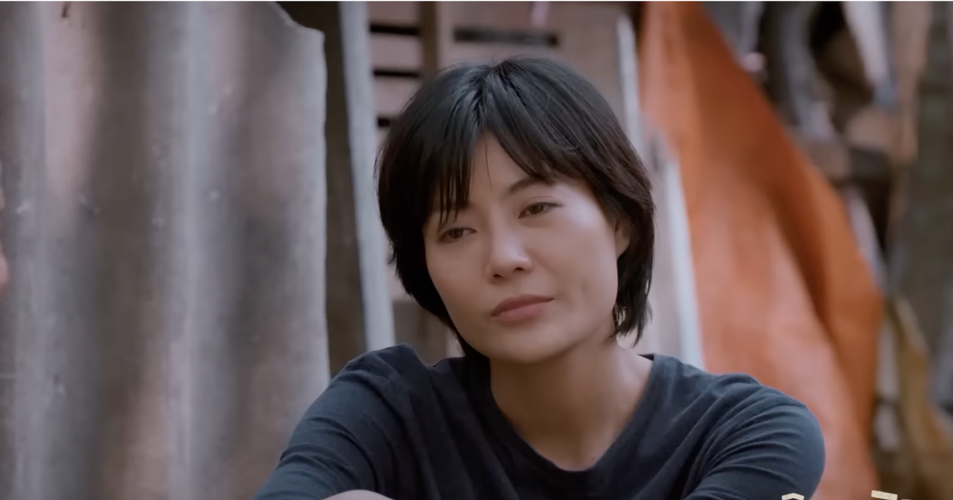 Luyến (Thanh Hương) đuổi được gánh nặng mang tên Bát đi nhưng cô vẫn không vui. Ảnh: CMH.