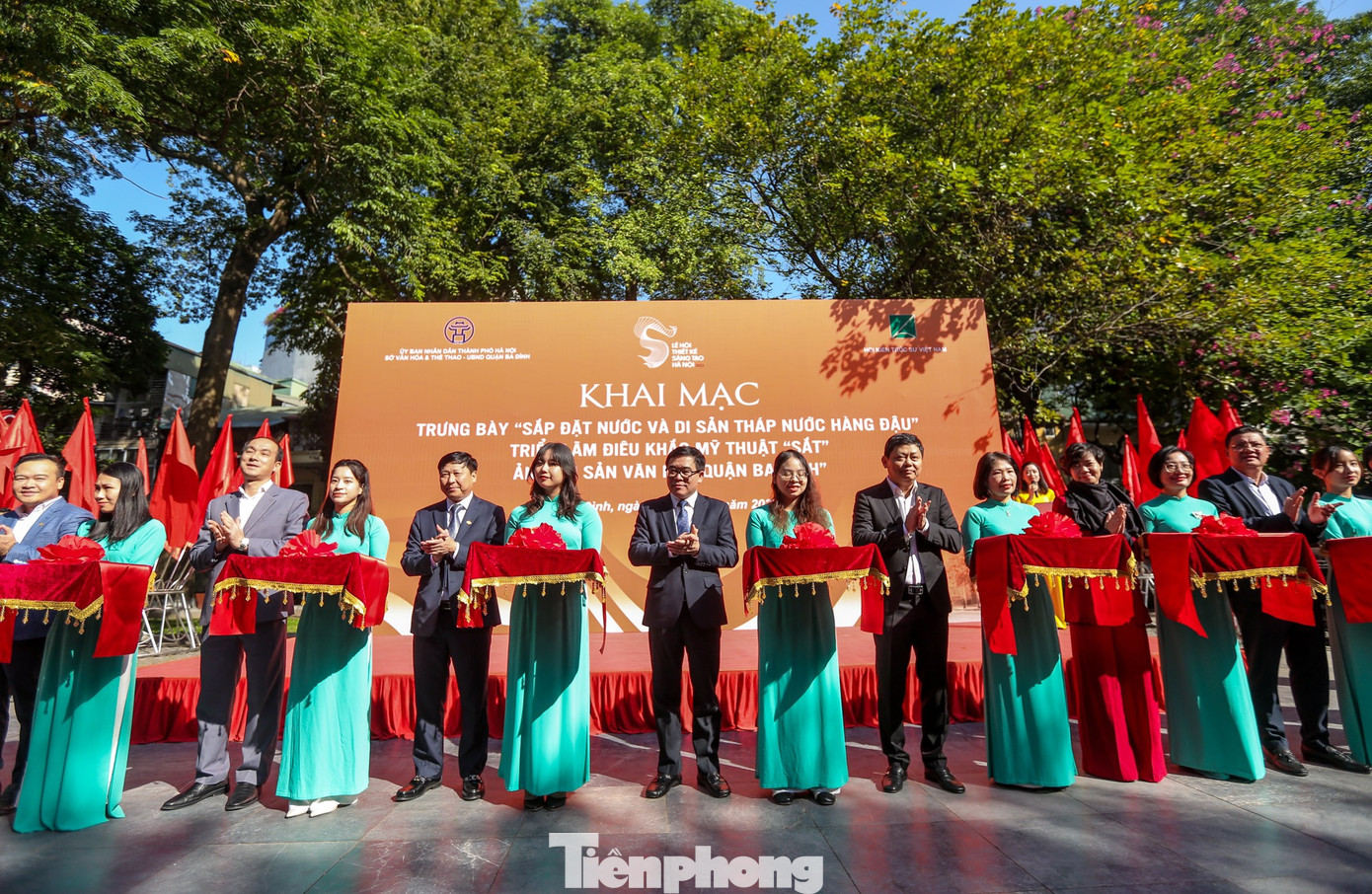 Tháp nước Hàng Đậu được xây dựng năm 1894, là một trong những công trình kiến trúc cổ của Hà Nội. Tháp nước Hàng Đậu (thường gọi là bốt Hàng Đậu) nằm tại ngã 6 giao giữa các phố: Hàng Than, Hàng Lược, Hàng Giấy, Hàng Đậu, Quán Thánh và Phan Đình Phùng (quận Ba Đình, Hà Nội).