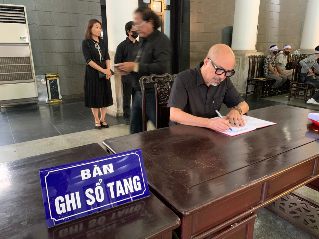 Họa sĩ Vi Kiến Thành - Cục trưởng Cục Điện ảnh tiễn đưa NGND Nguyễn Thụ.