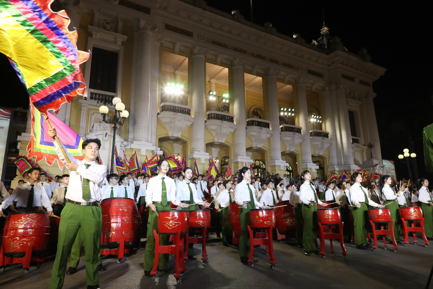 Chương trình nghệ thuật đặc biệt Đề cương về văn hóa Việt Nam - Những dấu ấn lịch sử diễn ra tối 28/2, tại Nhà hát Lớn, nằm trong chuỗi hoạt động văn hóa điểm nhấn, kỷ niệm dấu mốc 80 năm Đề cương về Văn hóa Việt Nam. Chương trình do Bộ VHTTDL chủ trì, Ban Tuyên giáo và Đài Truyền hình Việt Nam tổ chức. Ảnh: NHẬT MINH.
