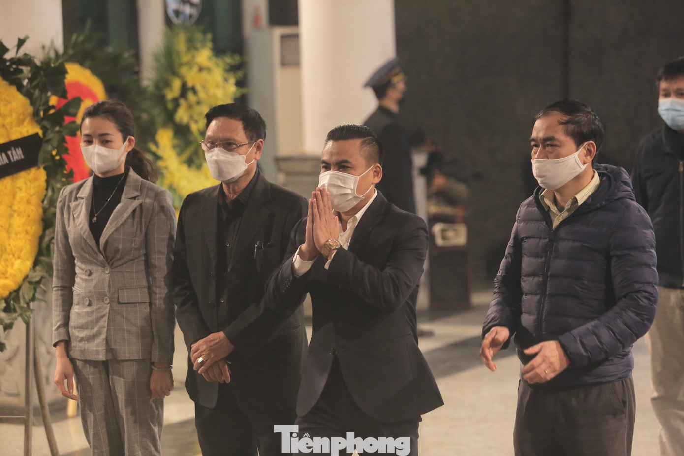 Đại diện chính quyền địa phương cũng tới viếng, gửi lời chia buồn sâu sắc đến gia đình nghệ sĩ Văn Vượng. Ảnh: DUY PHẠM.