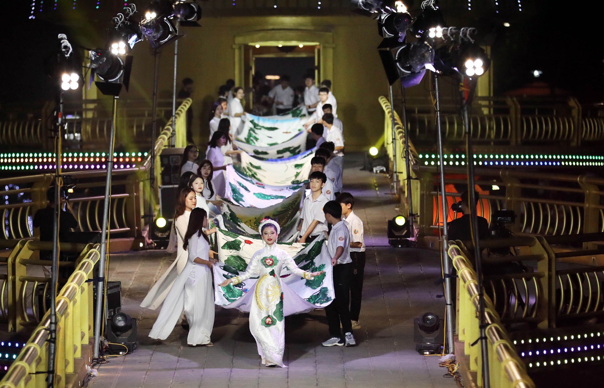 Chiếc áo dài kỷ lục được trình diễn tại Phú Thọ. Chiếc áo dài kỷ lục được trình diễn tại Phú Thọ.