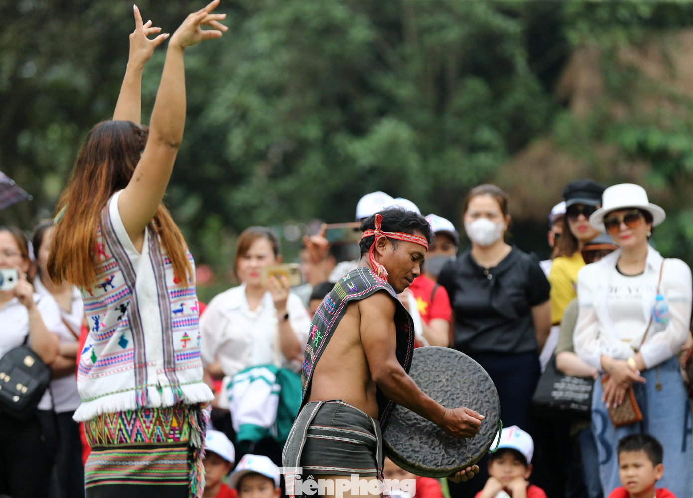 Khách tham quan hào hứng, chăm chú thưởng thức văn hoá cồng chiêng do người dân tộc Mạ biểu diễn. Ảnh: Như Ý.