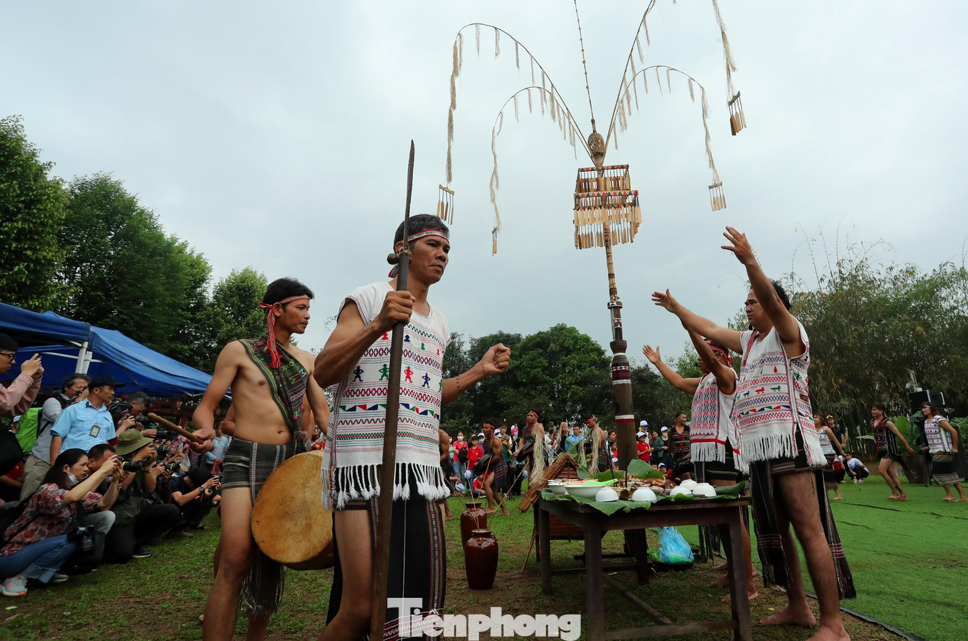 Trong khuôn khổ Ngày Văn hóa các dân tộc Việt Nam 2023 tại Làng Văn hóa - Du lịch các dân tộc Việt Nam (Hà Nội), nghi lễ nông nghiệp truyền thống Mang lúa về kho (Nhô Yàng kòi) của dân tộc Mạ (huyện Bảo Lâm, tỉnh Lâm Đồng) được tái hiện vào chiều 15/4. Ảnh: Như Ý.
