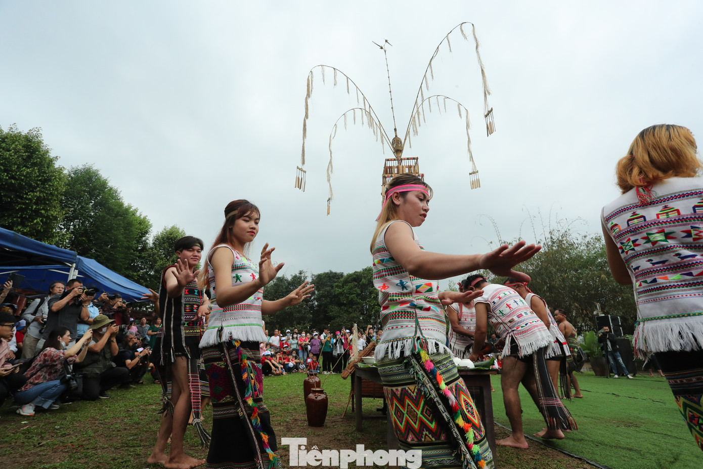 Để tổ chức lễ, đàn ông Mạ vào rừng chọn những cây tre cao, thẳng đem về khoảng sân để hành lễ. Họ lấy hai cây tre non cao từ 3 đến 4 m chẻ ngọn thành các nhánh được trang trí bằng những hình vuông với các chùm bông tỉa ra. Chính giữa cây tre cắm chùm gai mây tượng trưng cho bông lúa. Ảnh: Như Ý.
