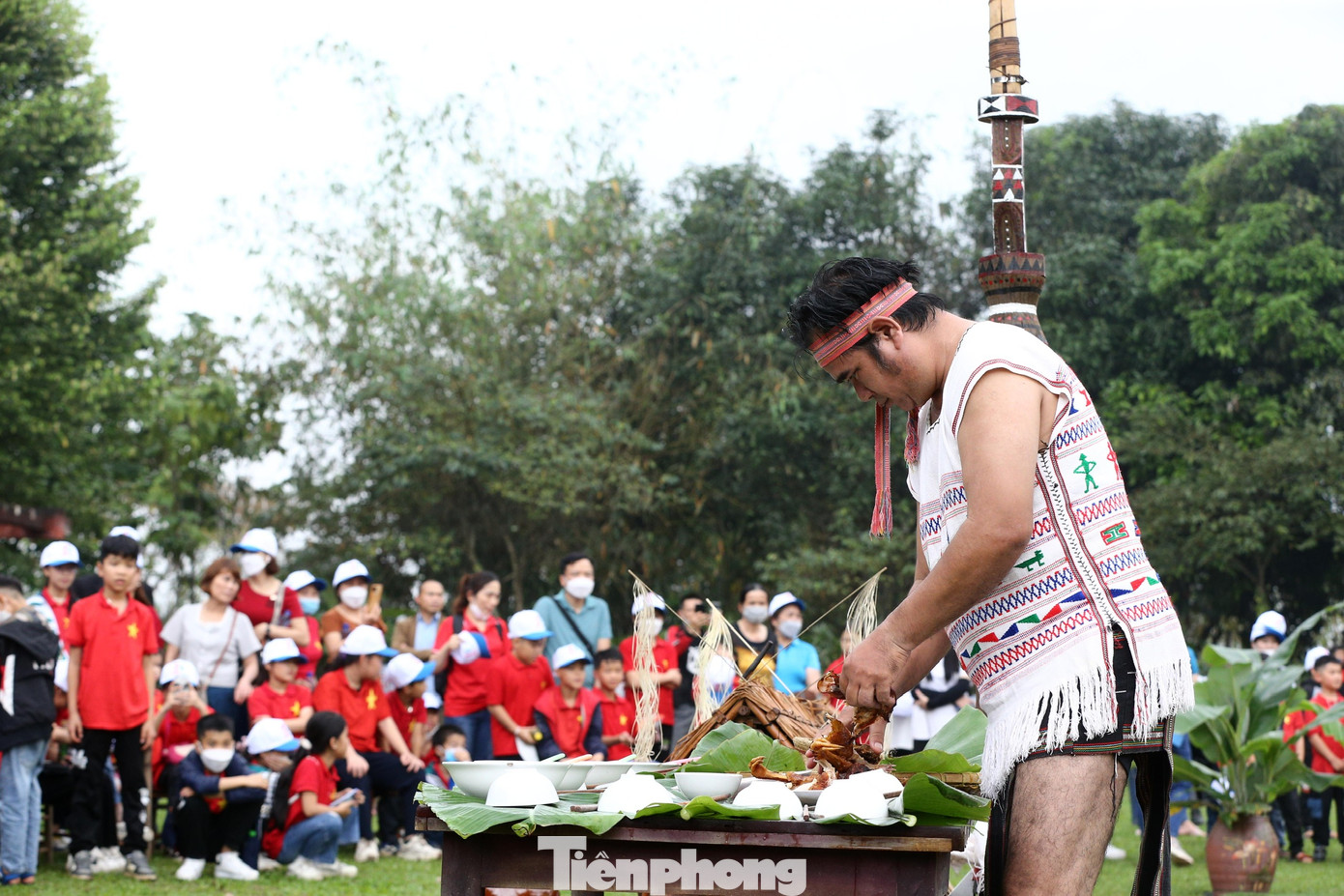 Theo truyền thống, lễ hội Nhô Yàng kòi kéo dài 3 ngày đêm, có khi cả tuần lễ, chủ yếu là các hoạt động vui chơi của thanh niên. Nhưng ngày nay, việc tổ chức lễ hội thường chỉ diễn ra trong một ngày một đêm. Ảnh: Như Ý.