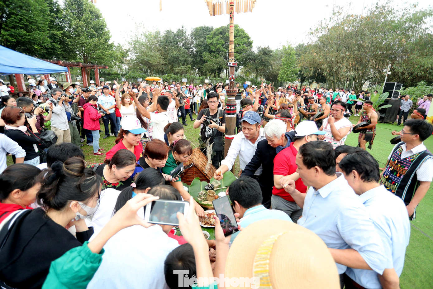 Lễ vật tùy theo điều kiện kinh tế của buôn làng mà già làng đứng ra làm chủ tế. Sau lễ chính, mọi người cùng chung vui dự tiệc. Ảnh: Như Ý.