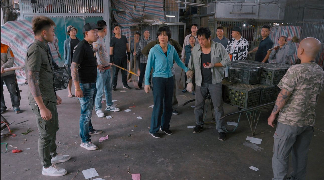 Luyến (Thanh Hương) nhanh trí giải cứu Lưu (NSƯT Hoàng Hải). Ảnh: VFC.