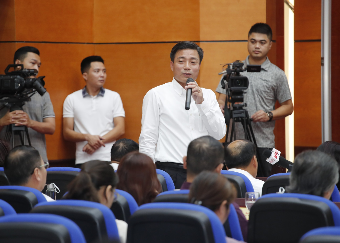 Ông Lê Hồng Phong - Vụ trưởng Vụ Kế hoạch Tài chính - thông tin về chương trình mục tiêu quốc gia về văn hóa. Ông Lê Hồng Phong - Vụ trưởng Vụ Kế hoạch Tài chính - thông tin về chương trình mục tiêu quốc gia về văn hóa.