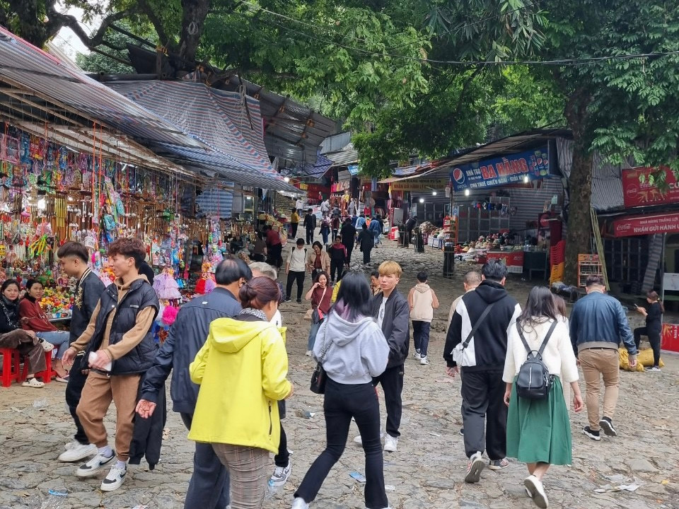 BQL khu Di tích thắng cảnh Hương Sơn mở cửa đón khách từ mùng 2 Tết. Theo các lái đò trên suối Yến, lượng khách mùng 5 lớn hơn các ngày trước rất nhiều. Ảnh: GIA LINH.